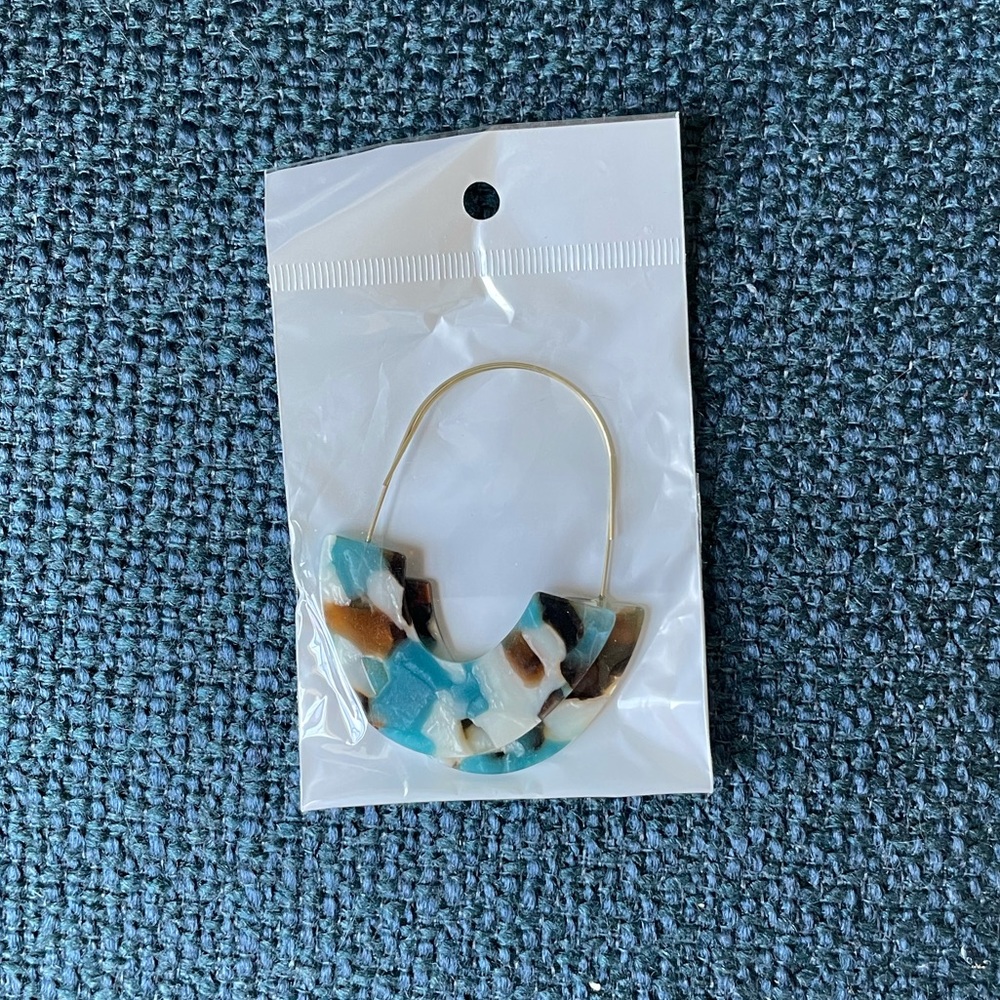 NWT Gold Patterned Loop Earrings